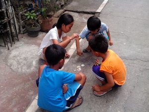 Kids_playing_pog.jpeg-300x225.jpeg