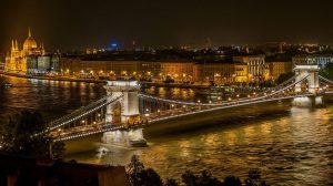Sze%CC%81chenyi_Chain_Bridge_in_Budapest_at_night-300x168.jpg