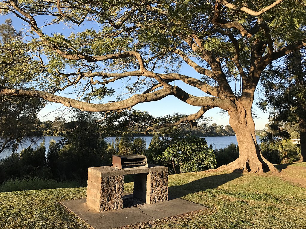 1024px-bbq_with_a_view-_public_barbecue_in_graceville-_queensland_australia-1543895728127.jpg