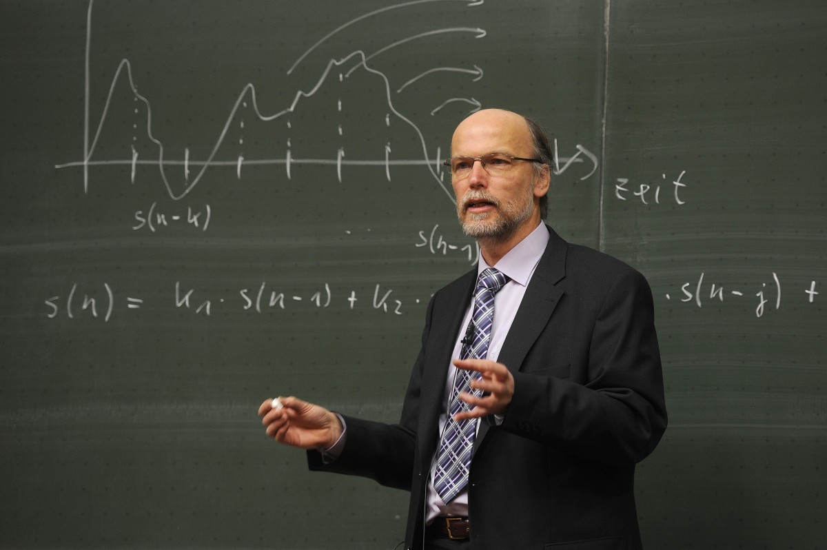 birger_kollmeier_professor_blackboard_physics_lecturer_university_teacher_t-1545168006883.jpg