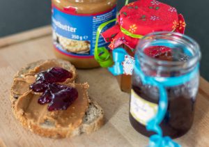 peanut-butter-sandwich-4546397-300x211.jpg