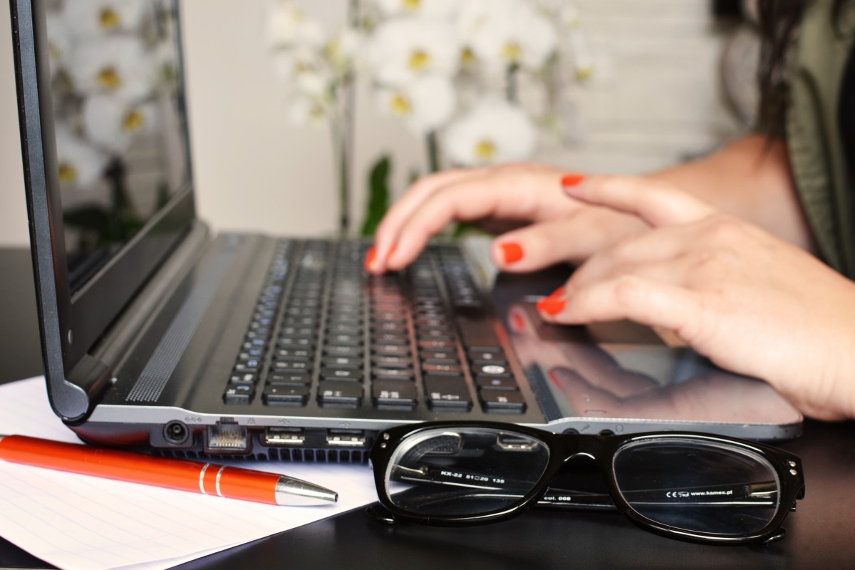 desk_glasses_laptop_microsoft_notebook_pc_person_typing-936770-1548400213644.jpg