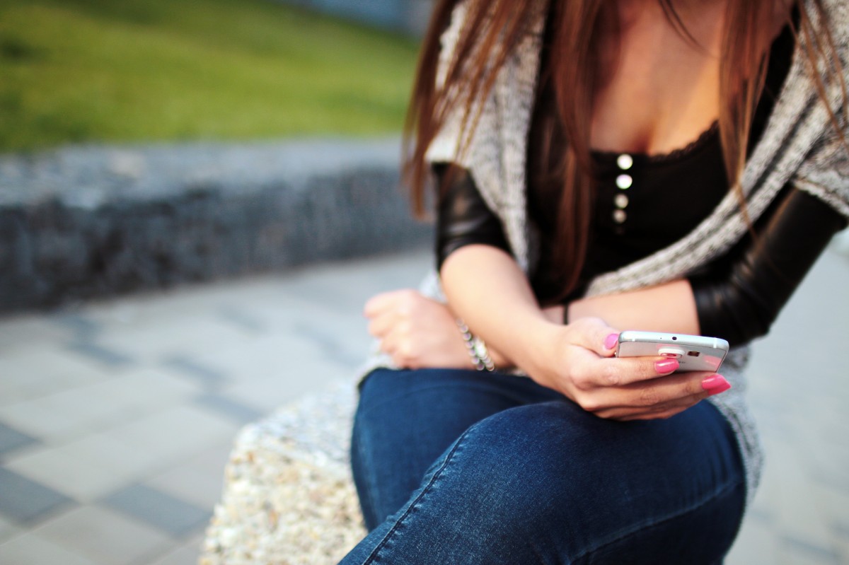 girl_woman_smartphone_mobile_technology_texting_people_fashion-698741-1551769744327.jpg