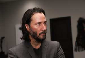 800px-Reuni%C3%A3o_com_o_ator_norte-americano_Keanu_Reeves_47477524302-300x206.jpg