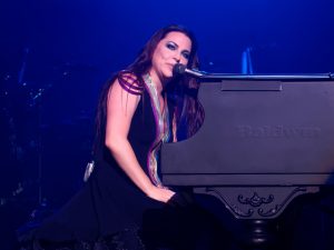 Evanescence_at_The_Wiltern_theatre_in_Los_Angeles_California_04_cropped-300x225.jpg