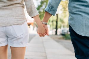 holding-hands-1149411_1920-300x200.jpg