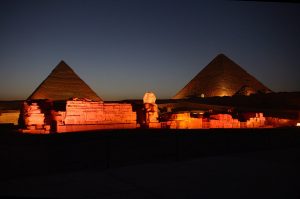 1280px-PyramidsofGiza_at_night-300x199.jpg