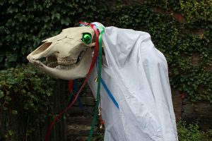 1024px-Mari_Lwyd_wiki-300x200.jpg