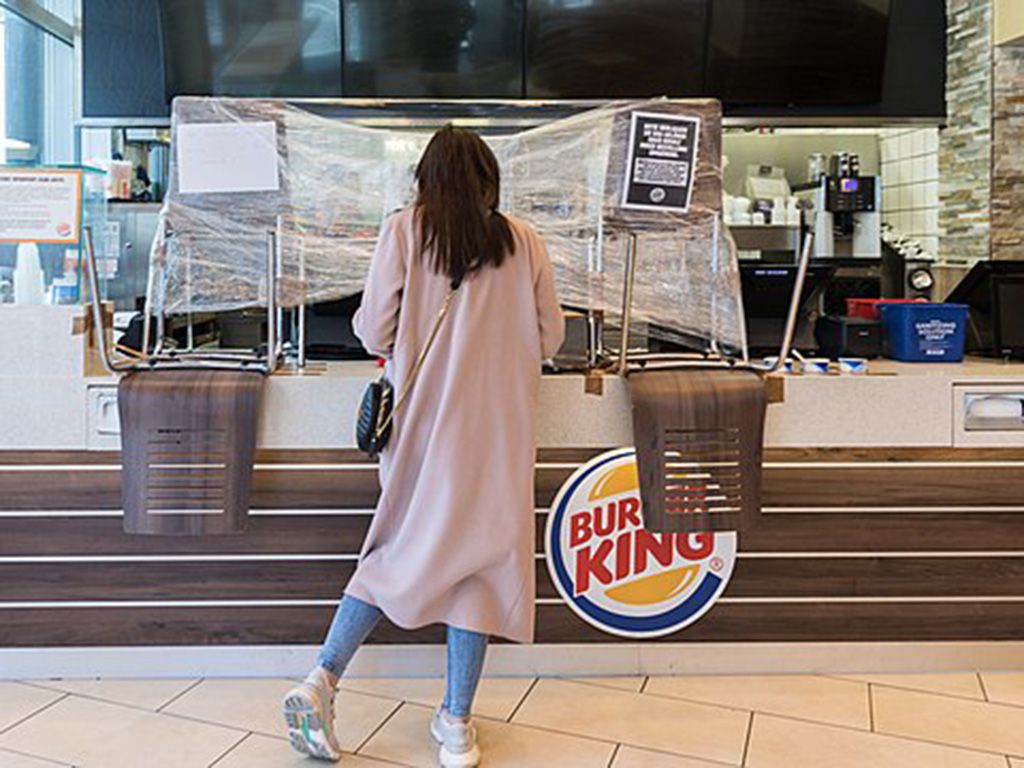 resizeBurger_Kiing_Ko%CC%88ln_-_Schutzeinrichtung_an_der_Theke_-_COVID-19-Pandemie-6349.jpg.optimal.jpg