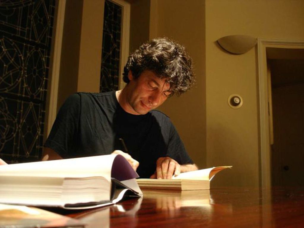 resizeNeil_Gaiman_signing-768x576-1.jpg.optimal.jpg